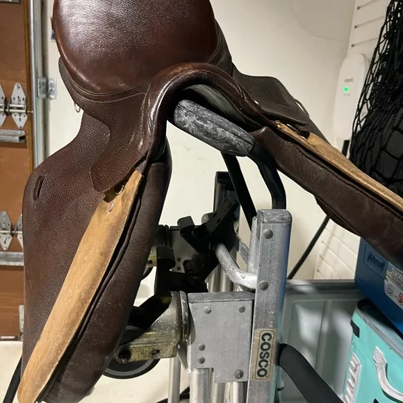 Brown Leather Horse Saddle - Picture 3 of 3